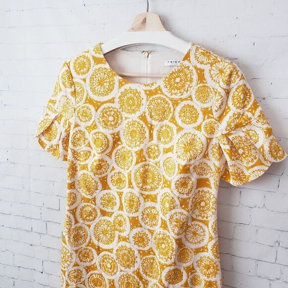 Trina Turk Jacinta 2 Dress Size 2 Yellow Sunburst Sheath Short Sleeve Lined - Picture 3 of 9